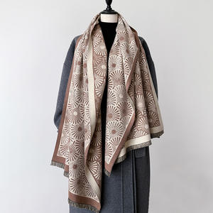 La nouvelle version coréenne de l'écharpe de luxe haut de gamme et légère Daisy, associée à un châle et une cape simple, est polyvalente - Product Image 5