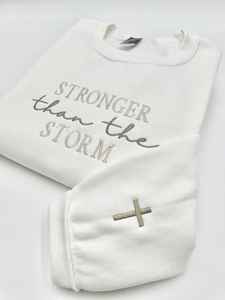 Strong Storm Sweat à capuche en flanelle inspirant Style chrétien Crewneck Cadeau basé sur la foi pour les amis - Product Image 3