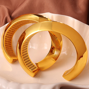 กำไลข้อมือทองคำดีไซน์เรียบหรูสไตล์ยุโรปอเมริกัน รูปทรงเรขาคณิต เปิดได้ ทันสมัย สวยสง่า เหมาะสำหรับทั้งชายและหญิง - Product Image 1