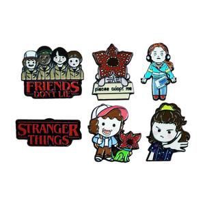 Badge Creativo per Merchandising Cinematografico e Televisivo con Testo 'FRIENDS DON'T LIE', Cartone Animato, Crisantemo, Mostro, Straniero - Product Image 5