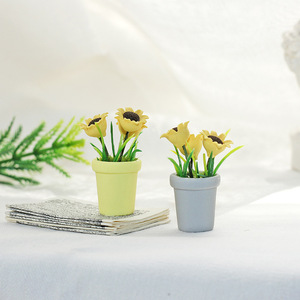 <span class=keywords><strong>Tournesol</strong></span> miniature <span class=keywords><strong>en</strong></span> <span class=keywords><strong>pot</strong></span> <span class=keywords><strong>en</strong></span> résine pour décoration de maison de poupée <span class=keywords><strong>Mini</strong></span> jouet modèle bricolage jouet éducatif pour maison de poupée - Product Image 3