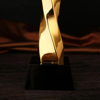 Trophée en résine étoile à cinq branches plaquée or Honor of Crystal avec base en cristal de verre noir
