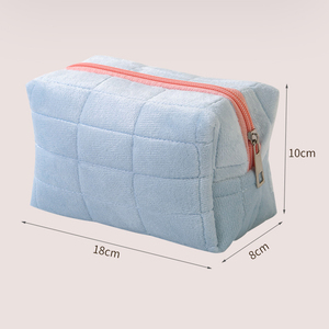 Косметичка с индивидуальным логотипом, милая плюшевая сумка для макияжа для женщин и девочек, маленькая мягкая пушистая косметичка на молнии, портативный дорожный органайзер для туалетных принадлежностей - Product Image 2