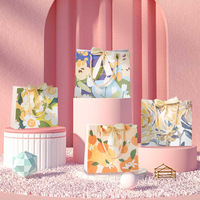 Sac cadeau en carton personnalisé de luxe, recyclable, avec impression d'écran, logo, emballage pour les achats, avec poignées en ruban