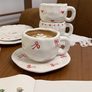 Set Tazza e Piattino in Ceramica Floreale Retrò Stile Coreano INS, Tazza da Caffè e Tè Pomeridiano Irregolare Moderna Lavorata a Mano - Product Image 1