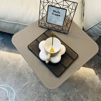 Table d'angle moderne multifonctionnelle en forme de C, structure métallique, plateau blanc surpiqué, design cantilever, mobilier de salon, appartement, hôtel