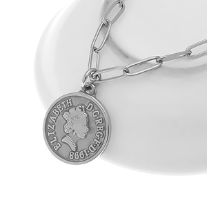 Collier pendentif en acier inoxydable avec pièce de monnaie ronde portant le portrait d'Elizabeth II, bijoux de mode - Product Image 2