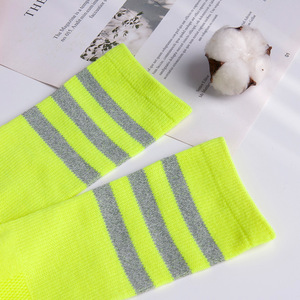 Calzini da corsa in seta riflettenti da notte calzini da ciclismo da uomo di media lunghezza a tre strisce con top alti - Product Image 2