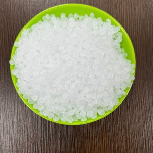 วัตถุดิบพลาสติกโพลีเอทิลีนความหนาแน่นต่ำเชิงเส้นชนิดบริสุทธิ์ LLDPE R50035 ความทนทานสูง สำหรับการขึ้นรูปถังเก็บน้ำด้วยวิธีโรโตโมลดิ้ง - Product Image 1