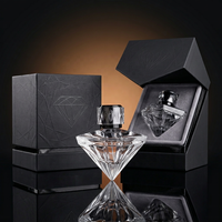 Bouteille de parfum en verre en forme de diamant haut de gamme de 70ml avec élégant bouchon à facettes et joint de pulvérisateur de pompe
