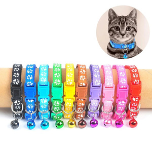 Collier de chien et chat de compagnie avec cloches en nylon coloré avec logo de marque personnalisé écologique en gros empreinte de chat imprimé - Product Image 1
