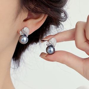 Pendientes de Botón con Circonita y Perla de Imitación, Estilo Europeo Americano, Versátiles, de Alta Calidad, con Doble Corazón Dorado - Product Image 1