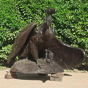 Statue de faucon en bronze grandeur nature, sculpture extérieure, grande œuvre <span class=keywords><strong>d</strong></span>'art de jardin, statue <span class=keywords><strong>d</strong></span>'oiseau de proie en métal, <span class=keywords><strong>d</strong></span>écoration de patio extérieur - Product Image 6