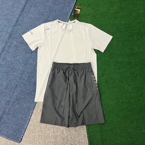 <span class=keywords><strong>Ensemble</strong></span> de vêtements de sport réfléchissants pour hommes de haute qualité avec t-<span class=keywords><strong>shirt</strong></span> à séchage rapide et <span class=keywords><strong>short</strong></span> de course pour l'entraînement en salle et les activités de plein air - Product Image 4