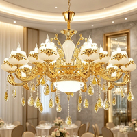 Lustre en cristal européen finition dorée vintage avec abat-jour en verre givré, luminaire suspendu pour la décoration de projets hôteliers