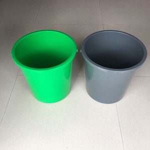 Le fabricant propose des poubelles rondes en plastique de 10L et 15L avec couvercles et poignées. - Product Image 2