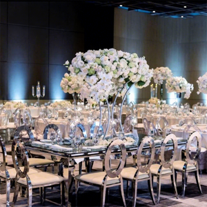 طاولة فاخرة مستطيلة الشكل للمناسبات الملكية بإطار من الفولاذ المقاوم للصدأ الفضي وسطح من الزجاج المقسى لحفلات الزفاف - Product Image 1