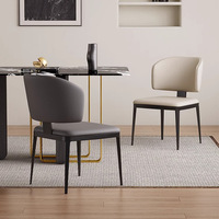 Chaise de salle à manger en métal avec dossier, style italien moderne et minimaliste, confortable, design simple pour restaurant et usage domestique