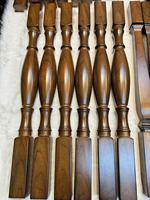 Balustrades et mains courantes élégantes en bois de caoutchouc à motif de noyer noir pour villa d'escalier d'hôtel