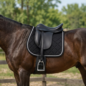 Tapis de selle de dressage matelassé Black Diamond avec passepoil blanc et logo personnalisé pour l'équitation - Product Image 3