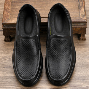 Mocasines de cuero genuino para hombre, punta redonda, suela de goma antideslizante, zuecos de moda de otoño para papá, cómodos y de ajuste ancho - Product Image 1