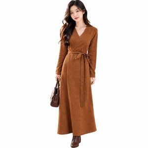 Vestido de punto marrón para mujer, estilo suéter cruzado, cuello en V, manga larga, línea A, maxi vestido con cinturón, para otoño - Product Image 1
