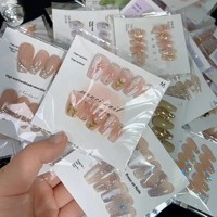 Faux ongles français faits main uniques, couvrants et amovibles ; longueurs courtes et moyennes, motifs aléatoires