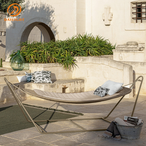 <span class=keywords><strong>Lit</strong></span> <span class=keywords><strong>de</strong></span> repos <span class=keywords><strong>suspendu</strong></span> moderne pour extérieur, structure métallique couleur sable avec coussin matelassé pour patio et bord <span class=keywords><strong>de</strong></span> piscine - Product Image 1