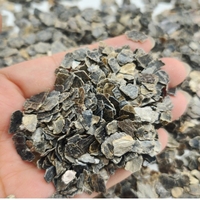 Vermiculite brute en flocons de qualité industrielle, minerai naturel de vermiculite brute pour revêtement de panneaux ignifuges et isolation thermique