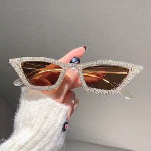 Lunettes de soleil triangulaires œil-de-chat serties de diamants, style influenceur unique, mode européenne et américaine, pour clubbing, avec cristaux étincelants - Product Image 1