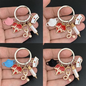 Llavero de mosquetón de metal para regalo del Día de las enfermeras con jeringa y estetoscopio para personal de atención médica - Product Image 2