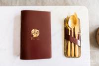 Porte-menu en cuir bordeaux élégant et luxueux avec logo en relief, pour restaurant, bar, liste de vins, avec reliure.
