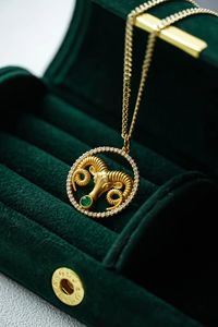 Xinfly Vente en gros de bijoux fins, émeraude naturelle vintage et diamant, design en or jaune 18 carats, pendentif signe du zodiaque - Product Image 3