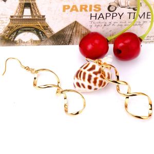 Boucles d'oreilles pendantes plaquées or pour femme – Bijoux fantaisie en promotion - Product Image 2