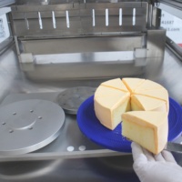 Machine de découpe de gâteaux intelligente à ultrasons pour la production de gâteaux, desserts, nougats et flocons de neige croustillants en boulangerie, avec nettoyage automatique et sécurité en acier inoxydable