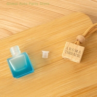 Bouteille de parfum de voiture suspendue colorée givrée avec bouchon en bois Vente en gros de luxe 5ml 8ml 10ml diffuseur d'arômes de voiture cube désodorisant