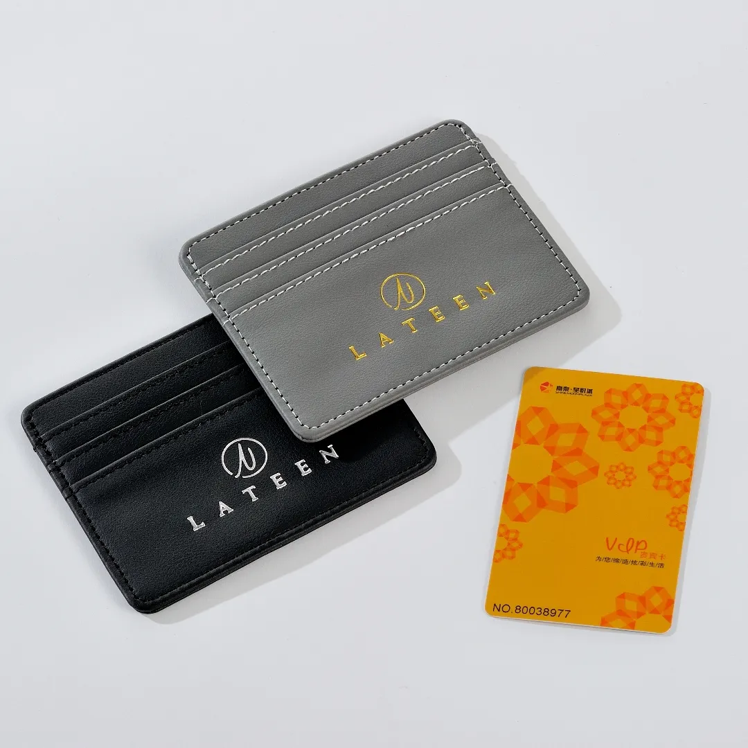Novo porta-cartões de crédito em couro PU com logotipo personalizado em relevo para ônibus de negócios, porta-cartões de luxo com inserção de luxo