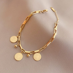 Pulsera de Cadena con Dije de Moneda de Acero Inoxidable Chapado en Oro PVD de 18K para Mujer |   Cadena de Eslabones Ovalados Hipoalergénica e Impermeable - Product Image 3