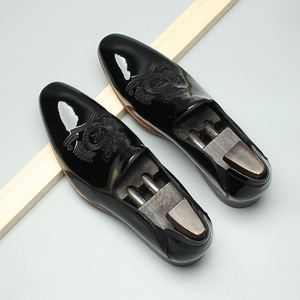Chaussures décontractées pour hommes en cuir respirant brodé, style bureau et carrière, confortables et tendance, à enfiler, pour l'automne et l'été - Product Image 2