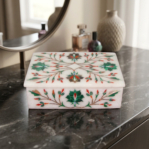 Boîte à bijoux moderne de qualité supérieure élégante de Stonecrafts International, en nacre carrée gravée avec un motif floral, fermeture à bouton - Product Image 2