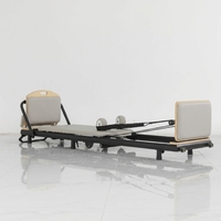 Machine de Pilates Reformer avec coussin en PU épaissi, cadre en alliage d'aluminium noir réglable et durable, et planche de saut pour la maison et le studio