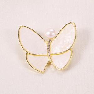 Broche en résine et alliage de plumes de camélia creuses à la mode, avec perle d'eau douce, pour cadeau - Product Image 1
