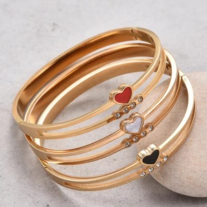 กำไลข้อมือรูปหัวใจสุดฮิต สีแดง/ขาว/ดำ เคลือบเงา ประดับเพชรคิวบิกเซอร์โคเนีย สแตนเลสสตีล ชุบทอง 18K กันน้ำ สำหรับสาวๆ - Product Image 3