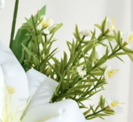 Composition florale artificielle de dahlias et de lys en pot, fausse composition florale dans un pot en céramique blanc pour la décoration de table et de la maison