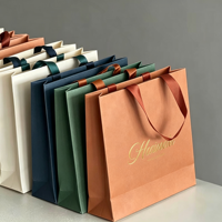 Sac d'emballage de luxe pour parfum avec impression sérigraphique, en papier d'art, carte blanche personnalisée, design robuste et poignée.