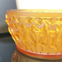 Bol en verre cristal ambré sculpté à la main avec relief Bacchantes, bol en verre artistique de luxe français pour décoration intérieure haut de gamme