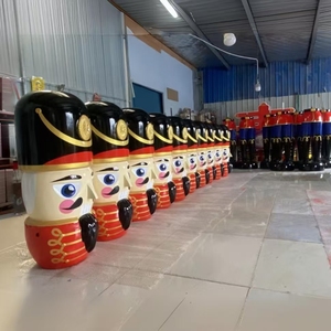 Soldado de <span class=keywords><strong>Cascanueces</strong></span> de fibra de vidrio de resina personalizada | Estatua gigante de decoración navideña para espacios comerciales - Product Image 4