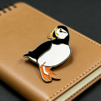 Épinglette minimaliste Puffin, design d'oiseau classique noir et blanc personnalisé, accessoire élégant, épinglette en émail souple