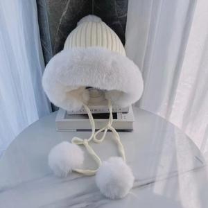 Chapeau tricoté d'hiver pour femmes avec cache-oreilles en fausse fourrure et pompons, bonnet de ski chaud et coupe-vent pour adultes - Product Image 5