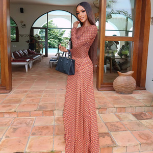 Robe longue maxi à col rond, manches longues, détail torsadé, superposition et fente, couleur terre cuite, style Rhythmic Rhyme - Product Image 4